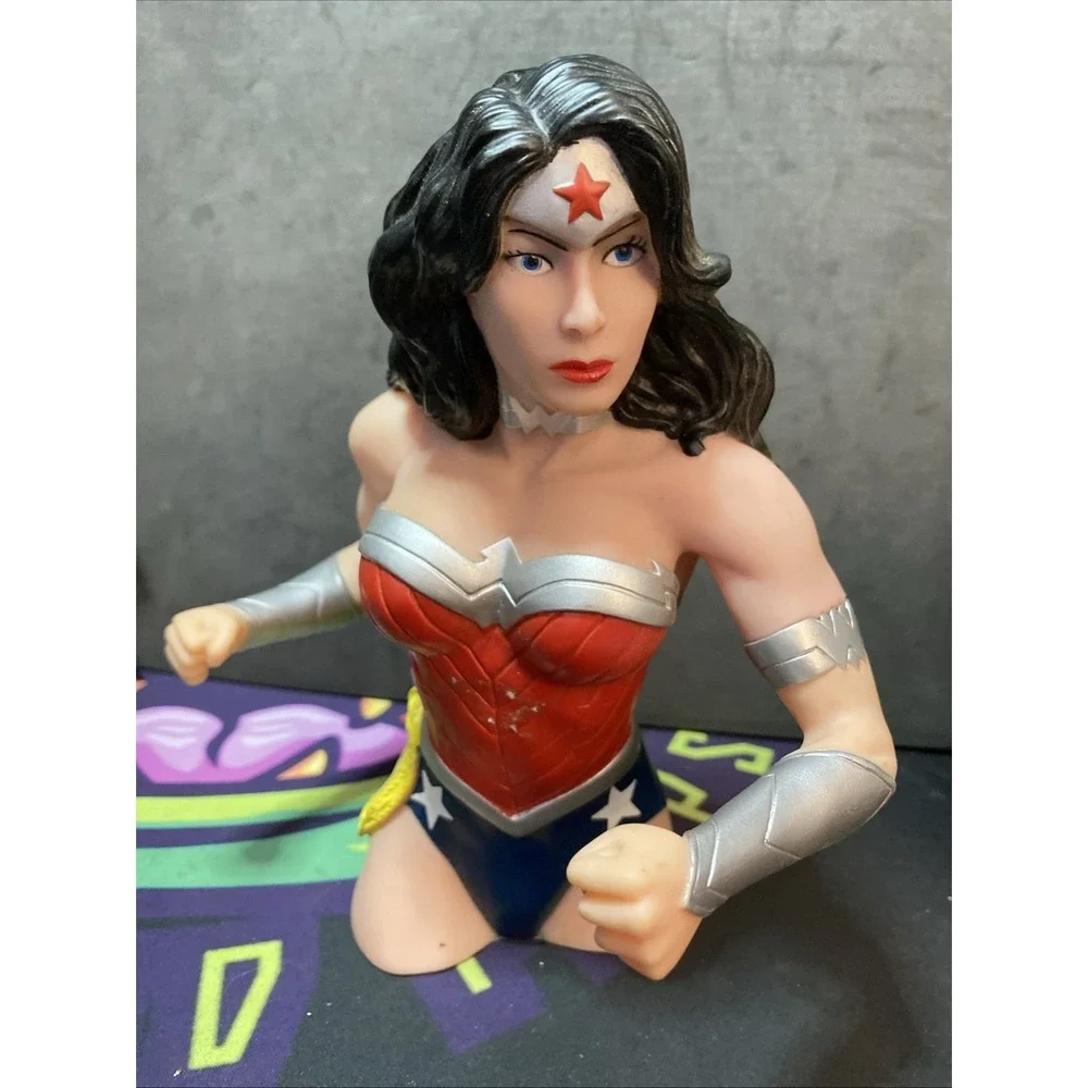 2014 DC comics Monogram International  Wonder Woman Monogram Vinyl Bust Bank  G3